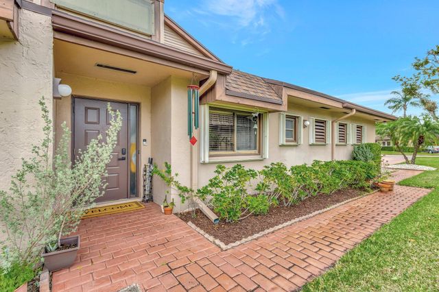 6700 Versailles Court, Lake Worth, FL 33467