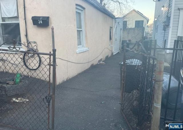 34 Holland Street, Newark, NJ 07103
