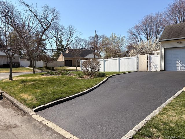 3 Barnfield Place, North Babylon, NY 11703