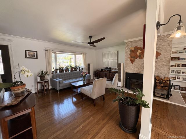 3 Barnfield Place, North Babylon, NY 11703