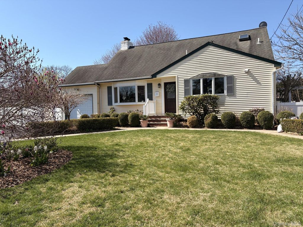 3 Barnfield Place, North Babylon, NY 11703