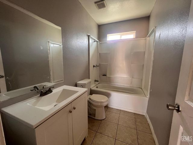 931 Knotts Street, Bakersfield, CA 93305