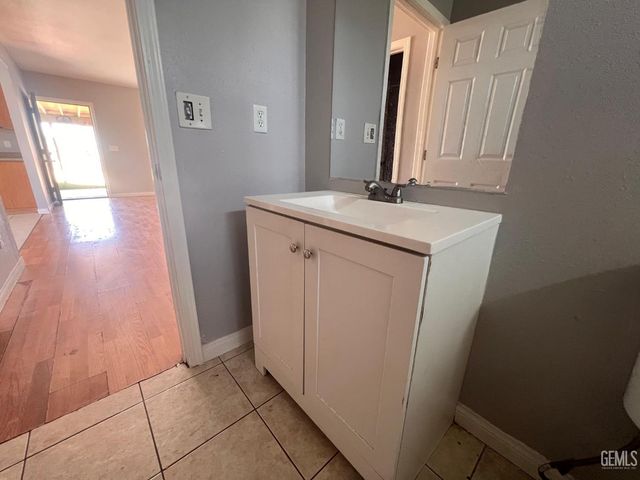 931 Knotts Street, Bakersfield, CA 93305