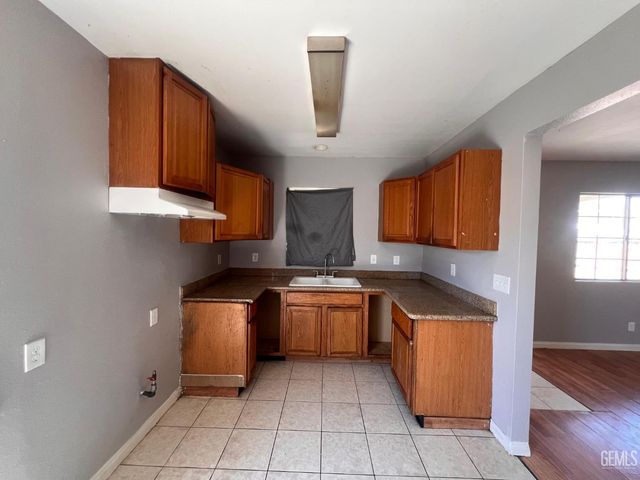 931 Knotts Street, Bakersfield, CA 93305