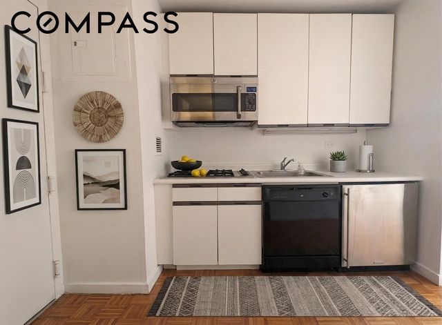 500 W 43rd St Apt 28D, New York City, NY 10036