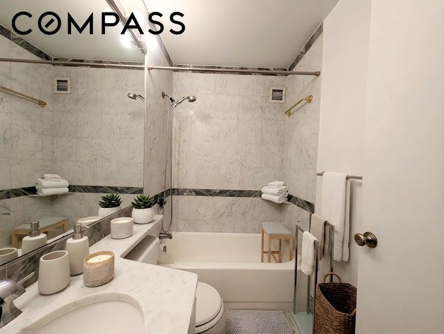 500 W 43rd St Apt 28D, New York City, NY 10036
