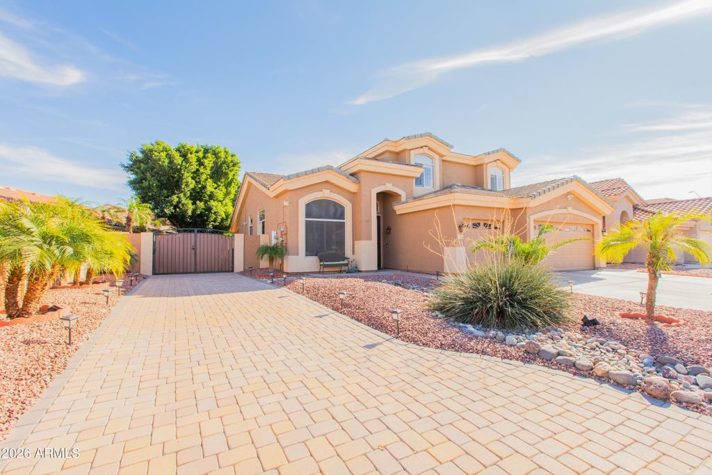 Image 1 of property listing at 15469 N 13TH Avenue, Phoenix, AZ 85023