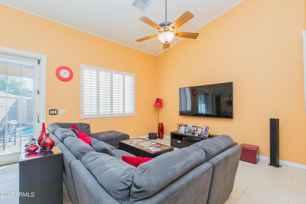 Image 10 of property listing at 15469 N 13TH Avenue, Phoenix, AZ 85023