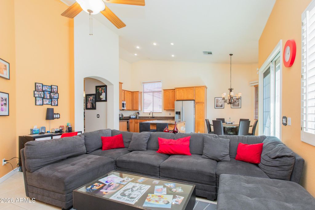 Image 11 of property listing at 15469 N 13TH Avenue, Phoenix, AZ 85023