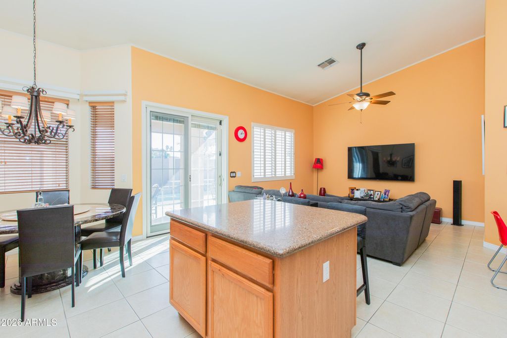 Image 14 of property listing at 15469 N 13TH Avenue, Phoenix, AZ 85023