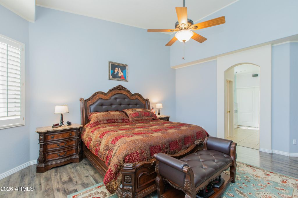 Image 16 of property listing at 15469 N 13TH Avenue, Phoenix, AZ 85023