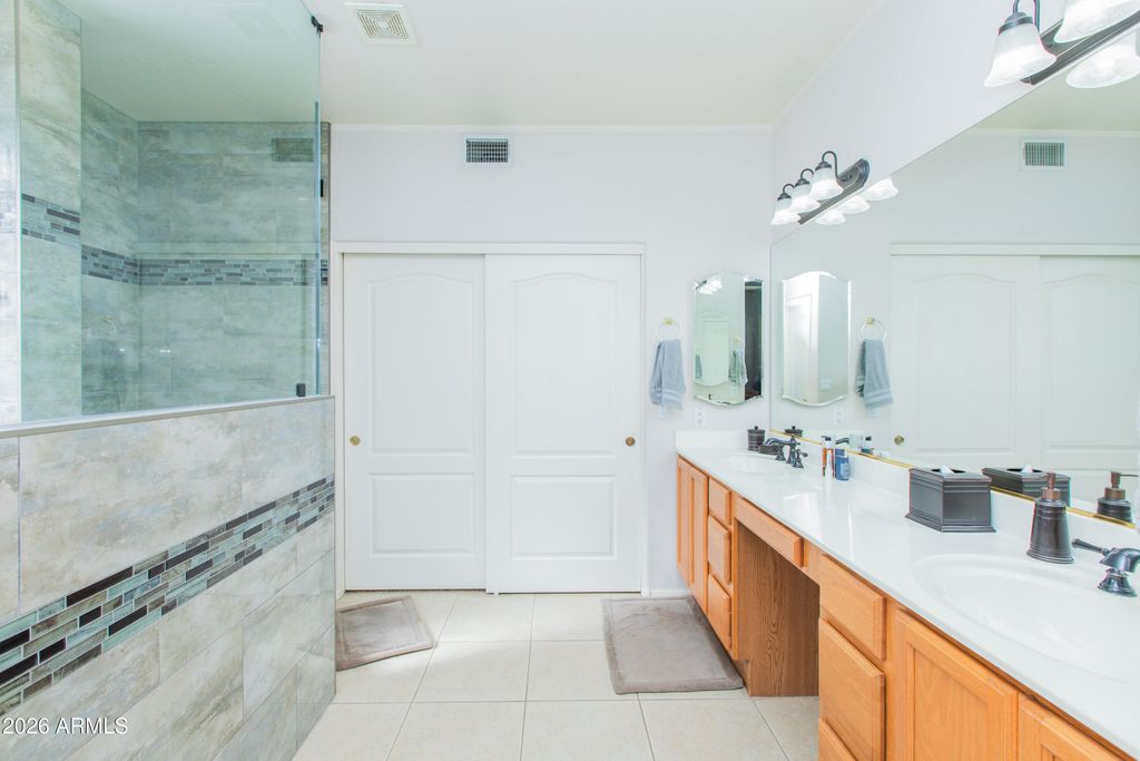 Image 18 of property listing at 15469 N 13TH Avenue, Phoenix, AZ 85023