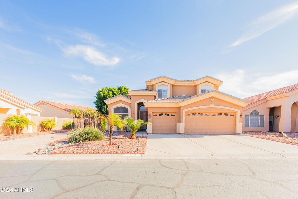 Image 2 of property listing at 15469 N 13TH Avenue, Phoenix, AZ 85023