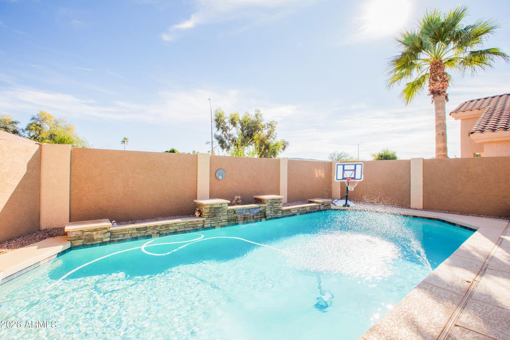 Image 24 of property listing at 15469 N 13TH Avenue, Phoenix, AZ 85023