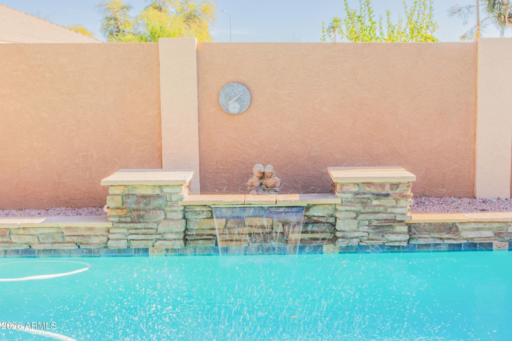 Image 26 of property listing at 15469 N 13TH Avenue, Phoenix, AZ 85023