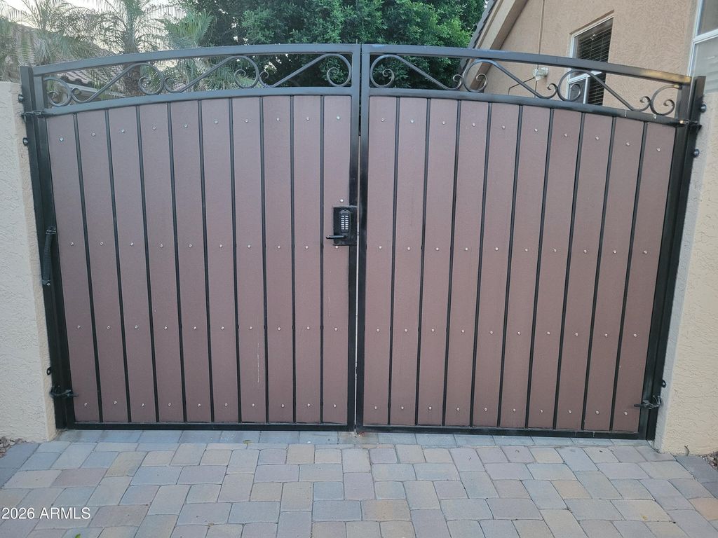 Image 29 of property listing at 15469 N 13TH Avenue, Phoenix, AZ 85023