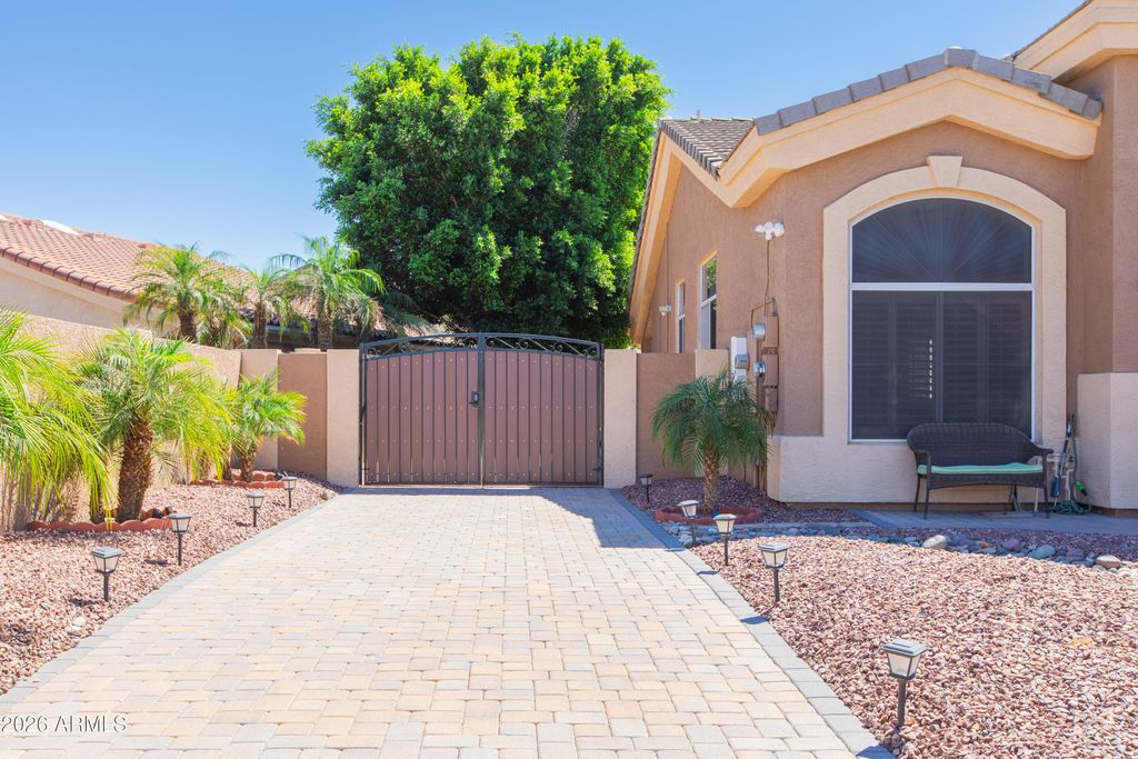Image 3 of property listing at 15469 N 13TH Avenue, Phoenix, AZ 85023
