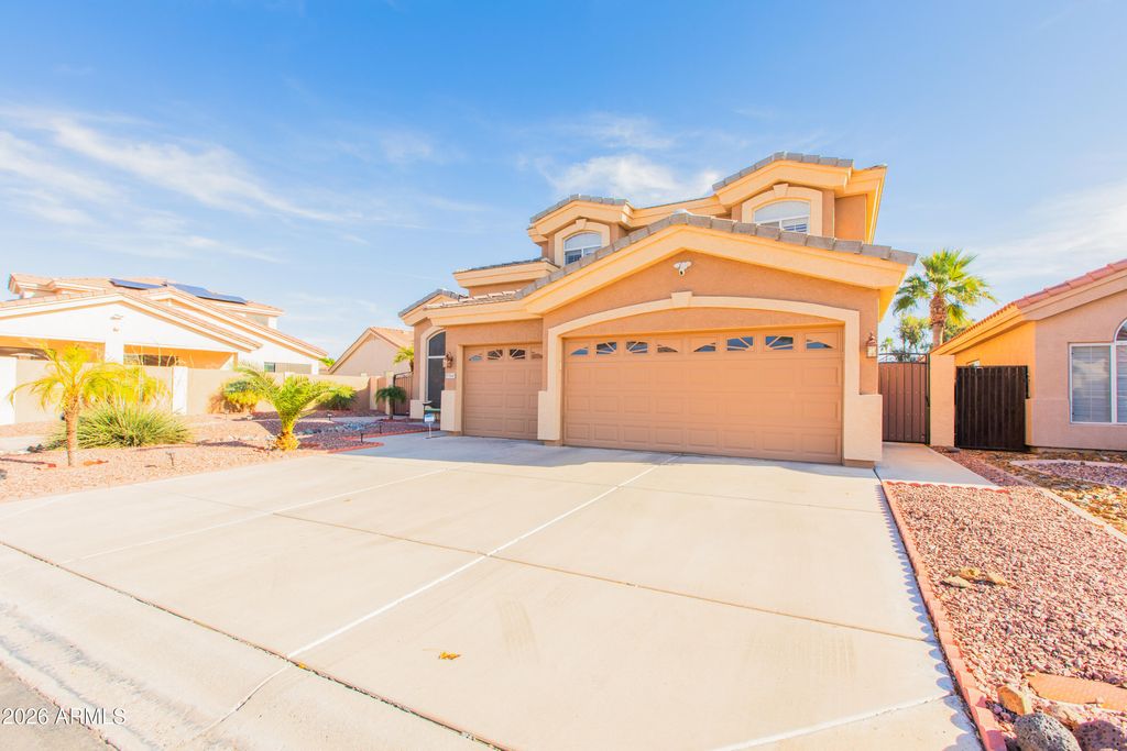 Image 4 of property listing at 15469 N 13TH Avenue, Phoenix, AZ 85023