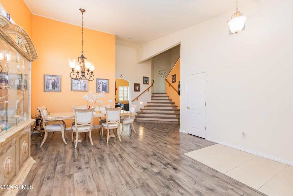 Image 8 of property listing at 15469 N 13TH Avenue, Phoenix, AZ 85023