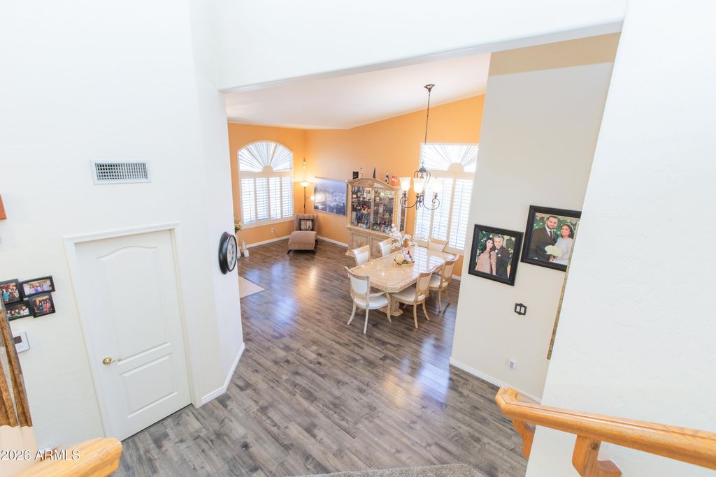 Image 9 of property listing at 15469 N 13TH Avenue, Phoenix, AZ 85023