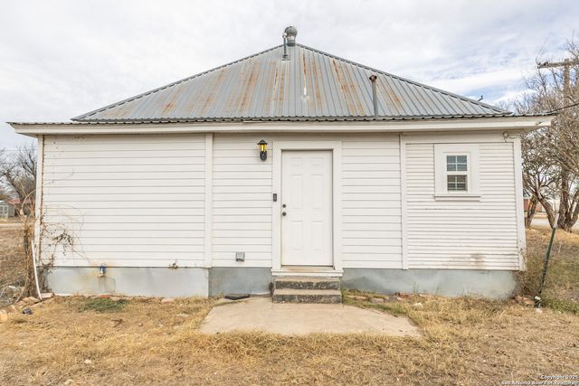 219 S Pickford, Sabinal, TX 78881