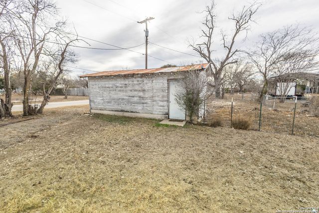 219 S Pickford, Sabinal, TX 78881