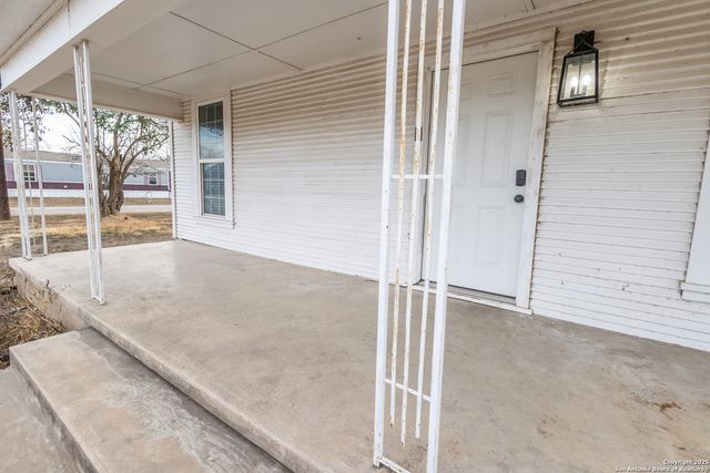 219 S Pickford, Sabinal, TX 78881