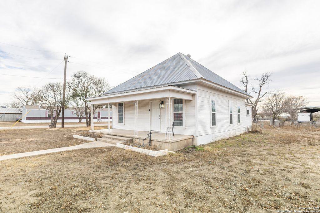 219 S Pickford, Sabinal, TX 78881