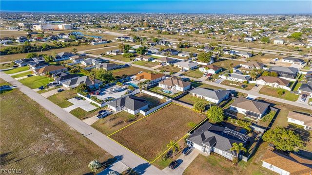 1902 NE 17th TER, Cape Coral, FL 33909