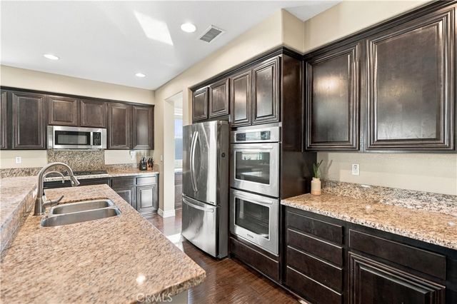 8294 Fall Creek Dr, Eastvale, CA 92880