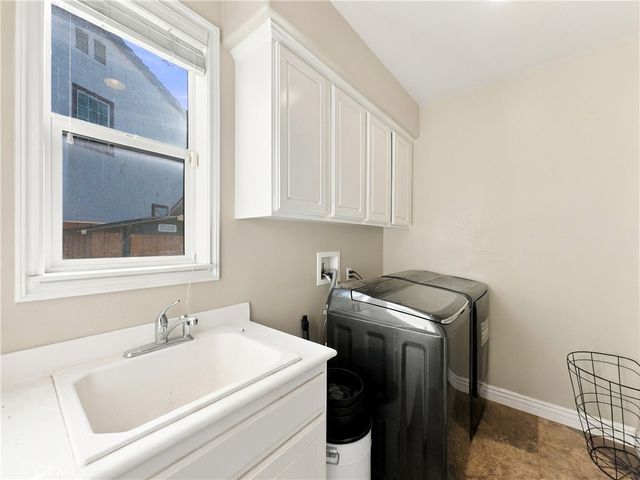 8294 Fall Creek Dr, Eastvale, CA 92880