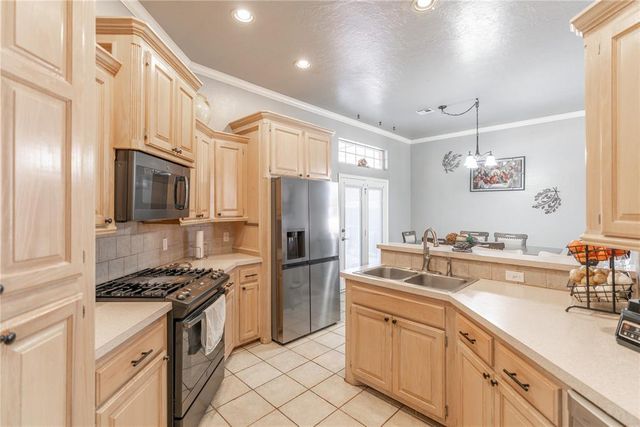 629 E Elder Lane, Mustang, OK 73064