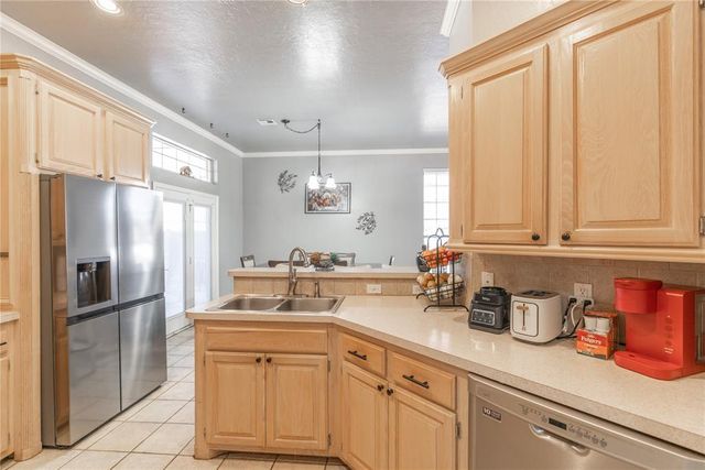 629 E Elder Lane, Mustang, OK 73064