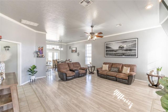 629 E Elder Lane, Mustang, OK 73064