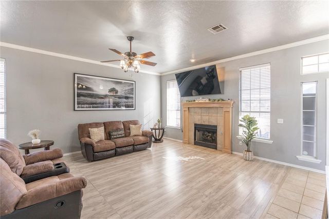 629 E Elder Lane, Mustang, OK 73064