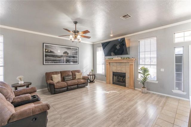 629 E Elder Lane, Mustang, OK 73064