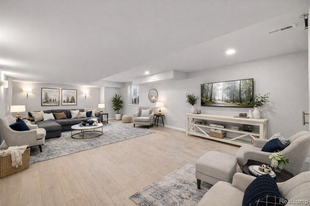 21090 Prestwick, Farmington, MI 48335