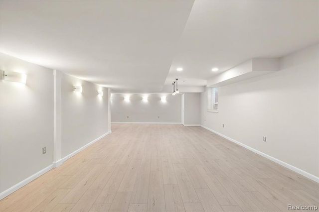 21090 Prestwick, Farmington, MI 48335