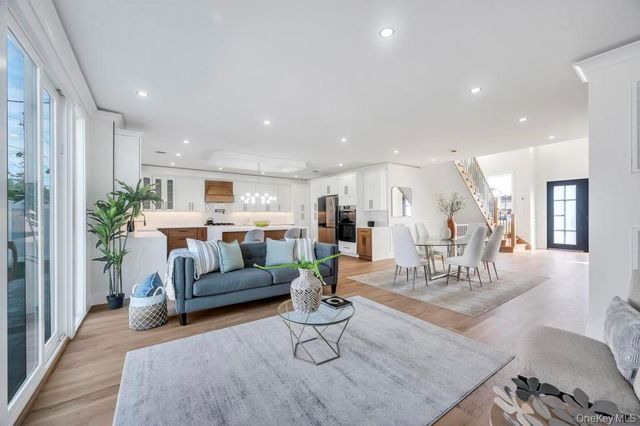 1 Straight Lane, Levittown, NY 11756