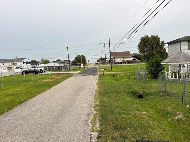 215 13th Street, San Leon, TX 77539