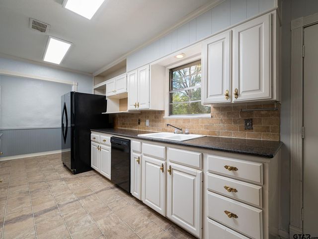 300 Robert E. Lee, Tyler, TX 75703