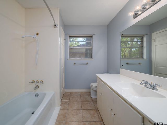 300 Robert E. Lee, Tyler, TX 75703