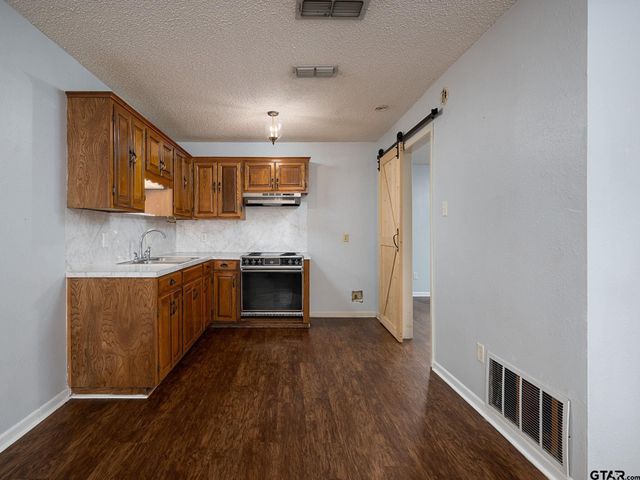 300 Robert E. Lee, Tyler, TX 75703