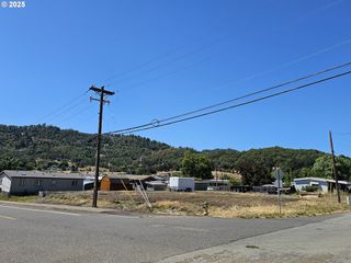 3598 HOOKER Rd, Roseburg, OR 97470