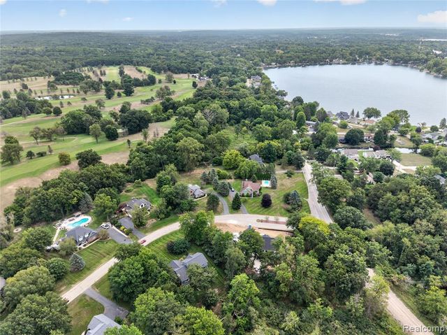 8805 Pebble Creek Drive, Pinckney, MI 48169