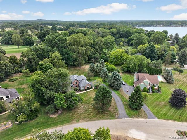 8805 Pebble Creek Drive, Pinckney, MI 48169