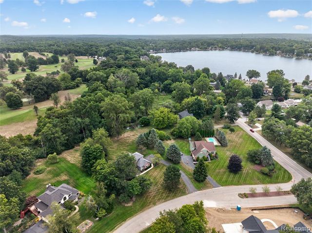 8805 Pebble Creek Drive, Pinckney, MI 48169