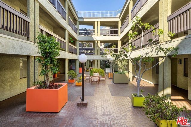 2018 Griffith Park Boulevard 108, Los Angeles, CA 90039