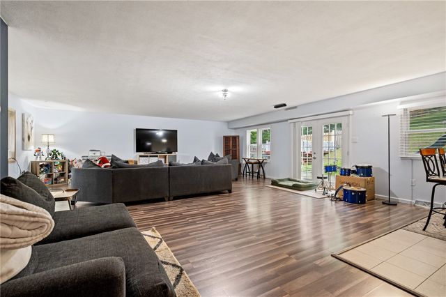 618 Soose Rd, Shaler, PA 15209