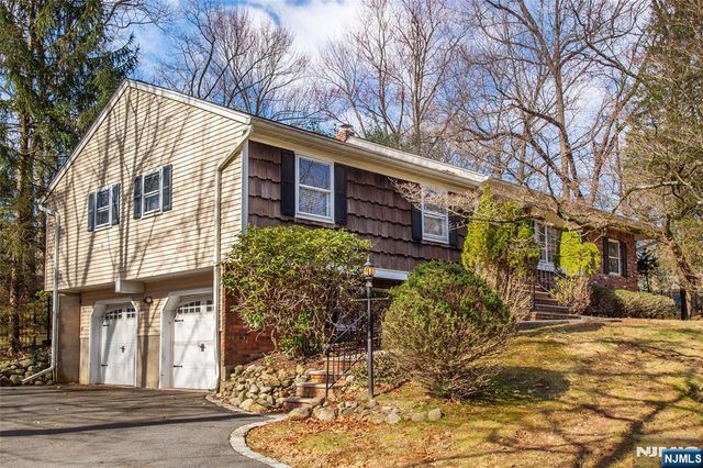 232 Hidden Glen Court, Franklin Lakes, NJ 07417